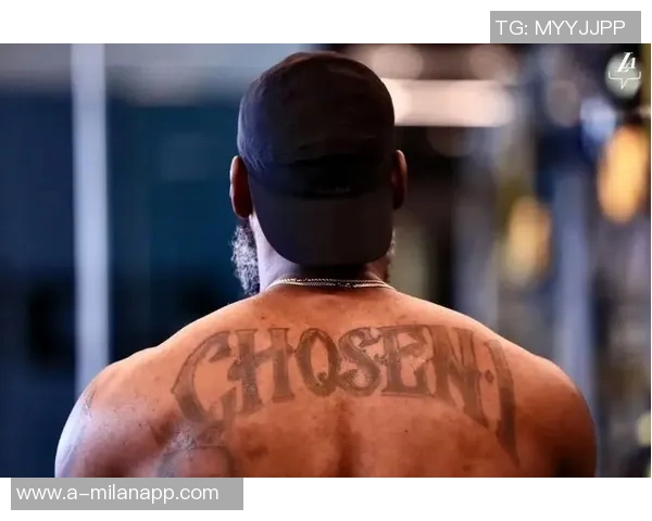 艾顿分享黑皮衣帅照展现独特魅力自律成就与众不同的能量