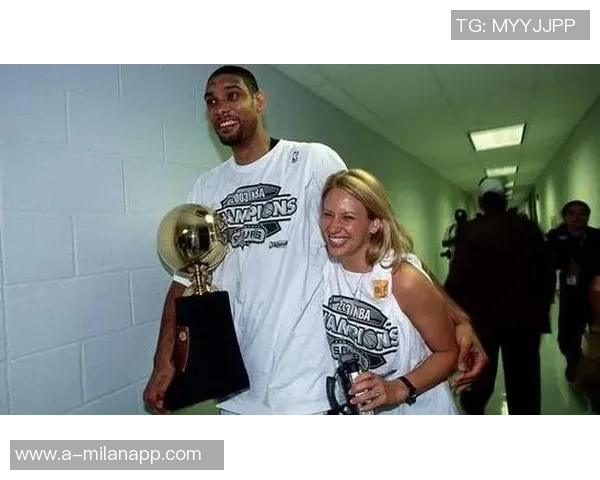 悼念托尼帕克父亲邓肯大卫罗宾逊与前妻齐聚送别